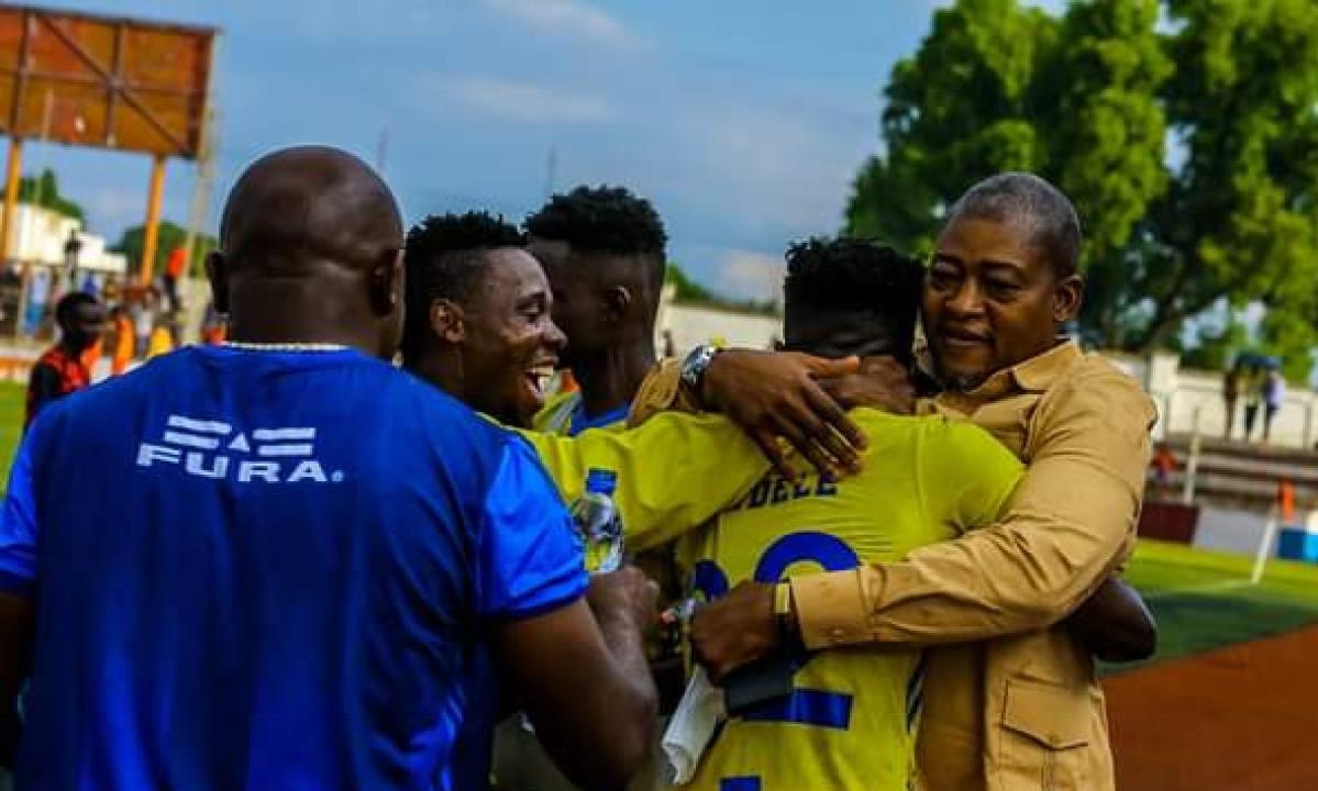 Les joueurs de Lupopo et un dirigeant du club en pleine célébration d'un but.