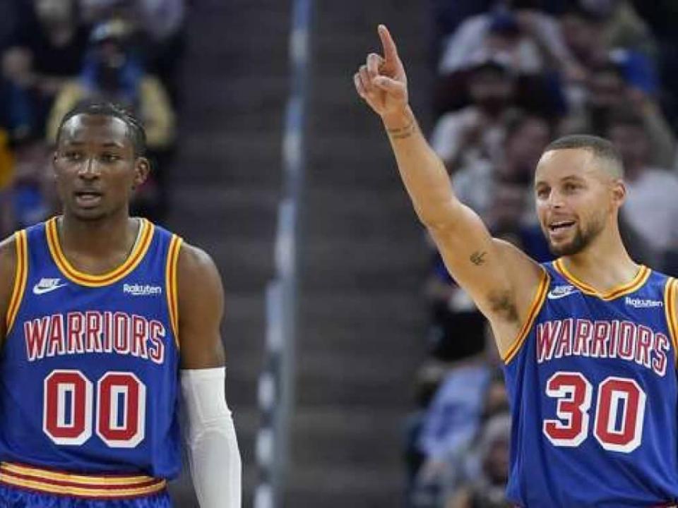 Le basketteur congolais, Jonathan Kuminga et Stephen Curry sous les couleurs de Golden State Warriors