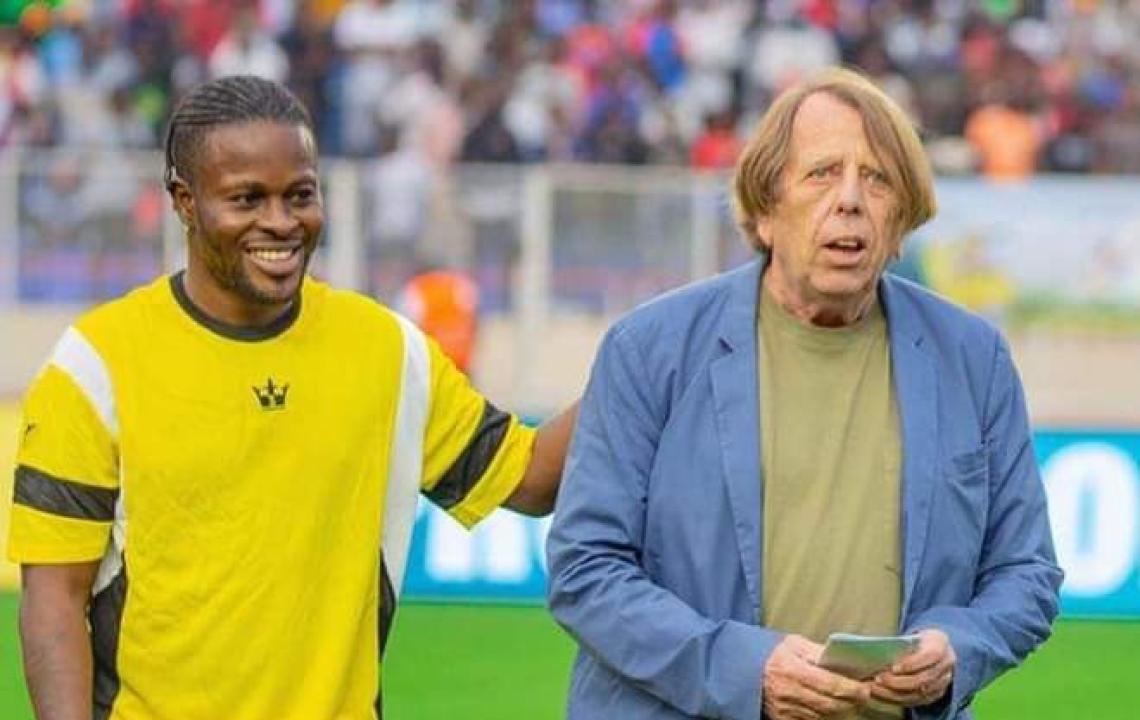 Trésor Mputu Mabi et l'ancien sélectionneur de l'équipe nationale de la RDC, Claude Leroy.