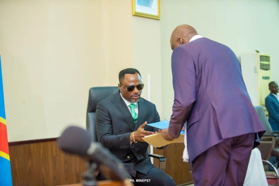 Le ministre Tony Mwaba recevant les desiderata des promoteurs des écoles privées