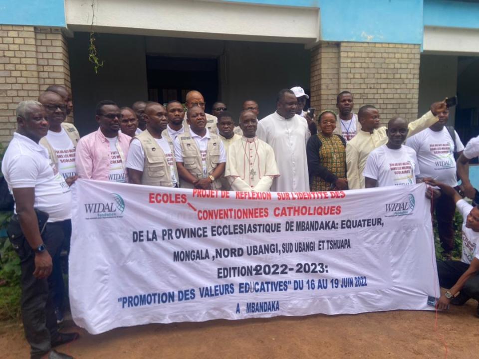 Photo de famille des participants à l'atelier de réflexion sur l'identité des écoles conventionnées catholique organisé à Mbandaka