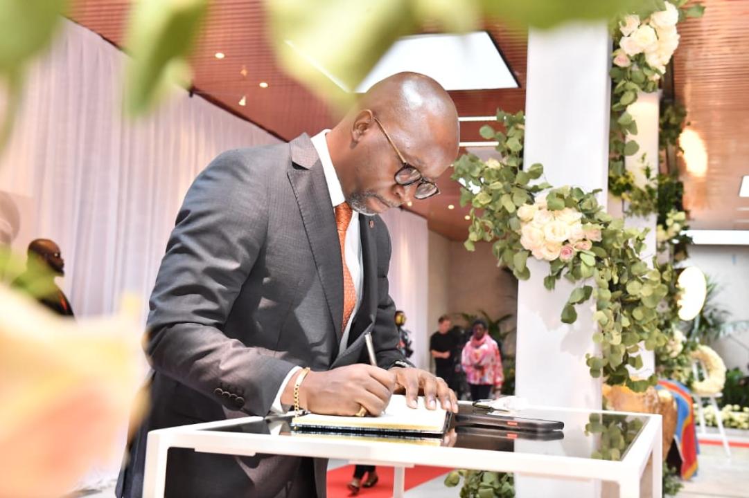 A Bruxelles, le premier vice-président du sénat Eddy Mundela écrit dans le registre des condoléances en mémoire de PE Lumumba
