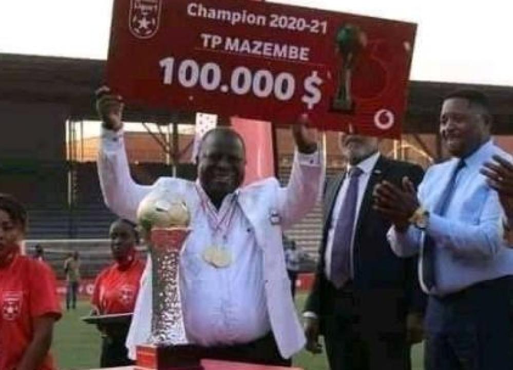 Le manager du TP Mazembe, Frédéric Kitenge Kikumba touchant la cagnotte de champion de l'édition 2020-2021.