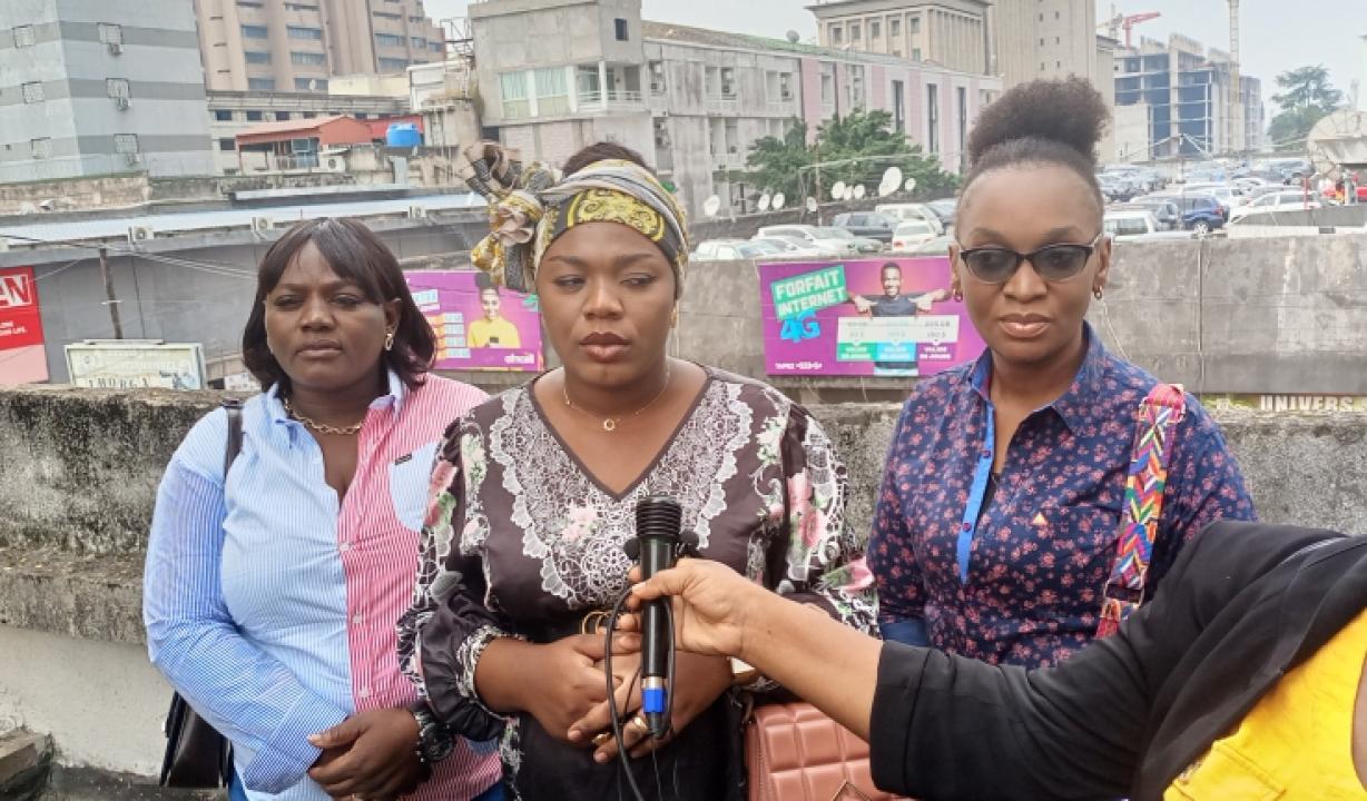 Au micro, Madame Moïsha Bombula buya, épouse du journaliste Yves Buya
