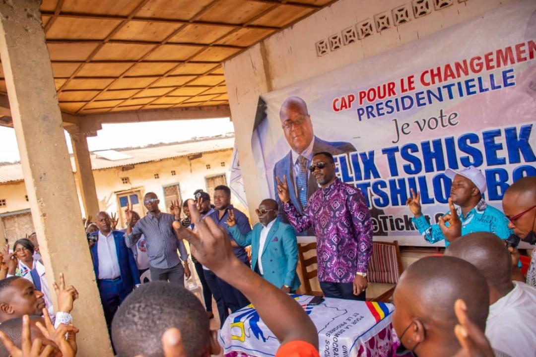 Le Professeur Tony Mwaba échange avec les membres de la fédération l'UDPS/Kindu