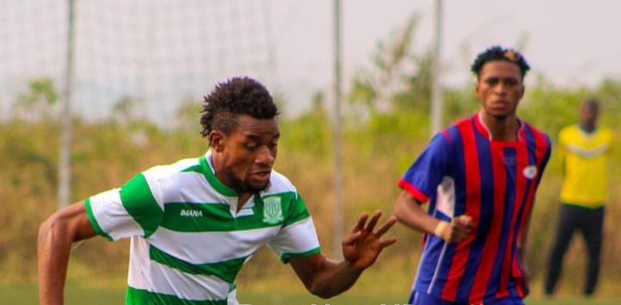 Le joueur du DCMP en duel avec celui de Bazano, à Kurara Mpova.