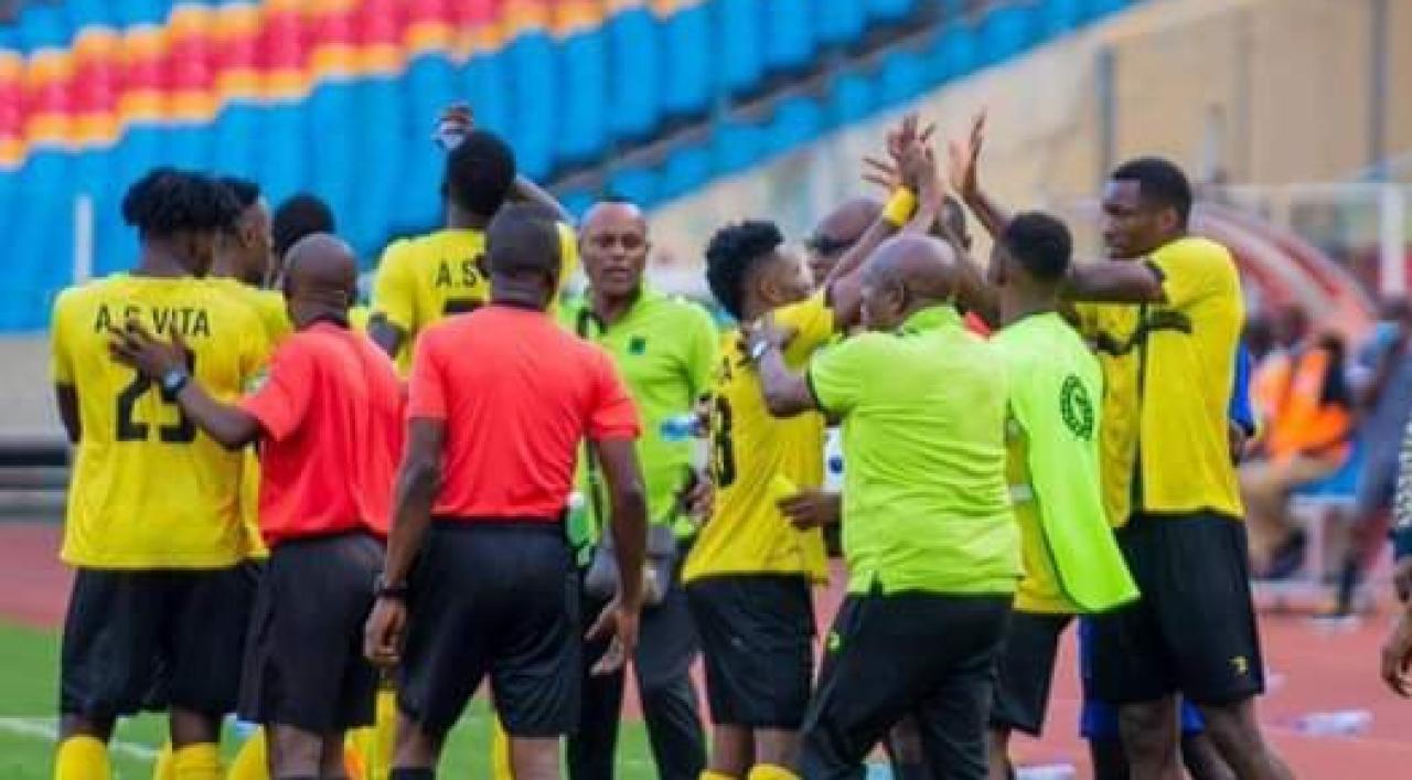 Les joueurs de Vclub en pleine célébration d'un but, au stade des martyrs de Kinshasa.