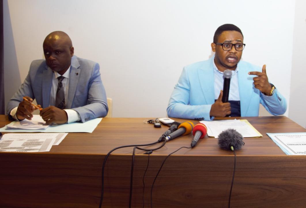 De gauche à Patrick Onoya et Samuel Bachunge, respectivement représentant de ACC-DFW et cadre à l'ANAPEX