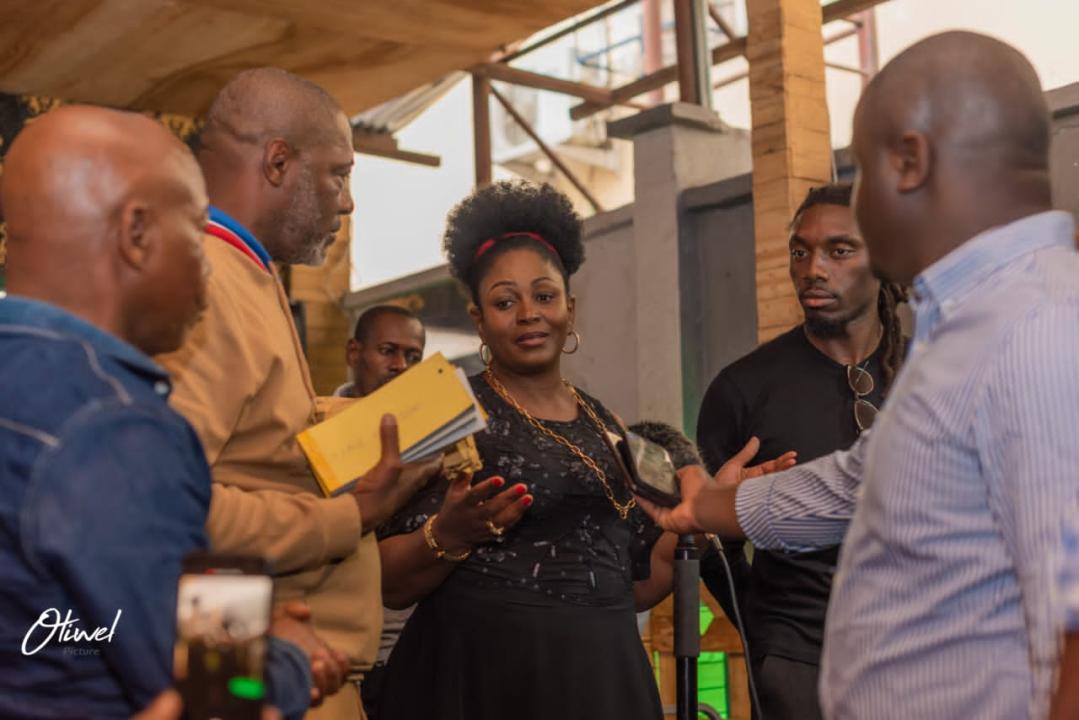 La députée Colette Tshomba remet les 1.200 billets aux habitants de Bandalungwa