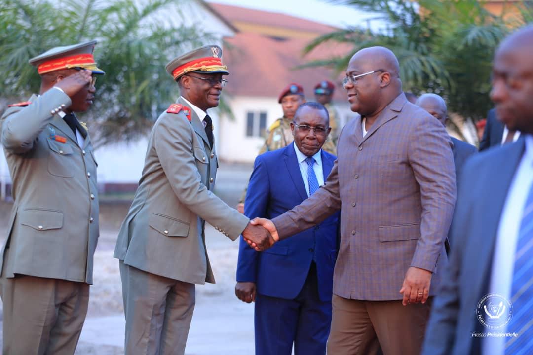 Le président de la République, Félix Tshisekedi et quelques officiers supérieurs des FARDC lors de la remise symbolique des clefs des villas construites