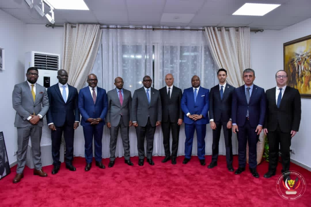 Le premier ministre Sama Lukonde pose avec quelques cadres de l'entreprise turque Summa