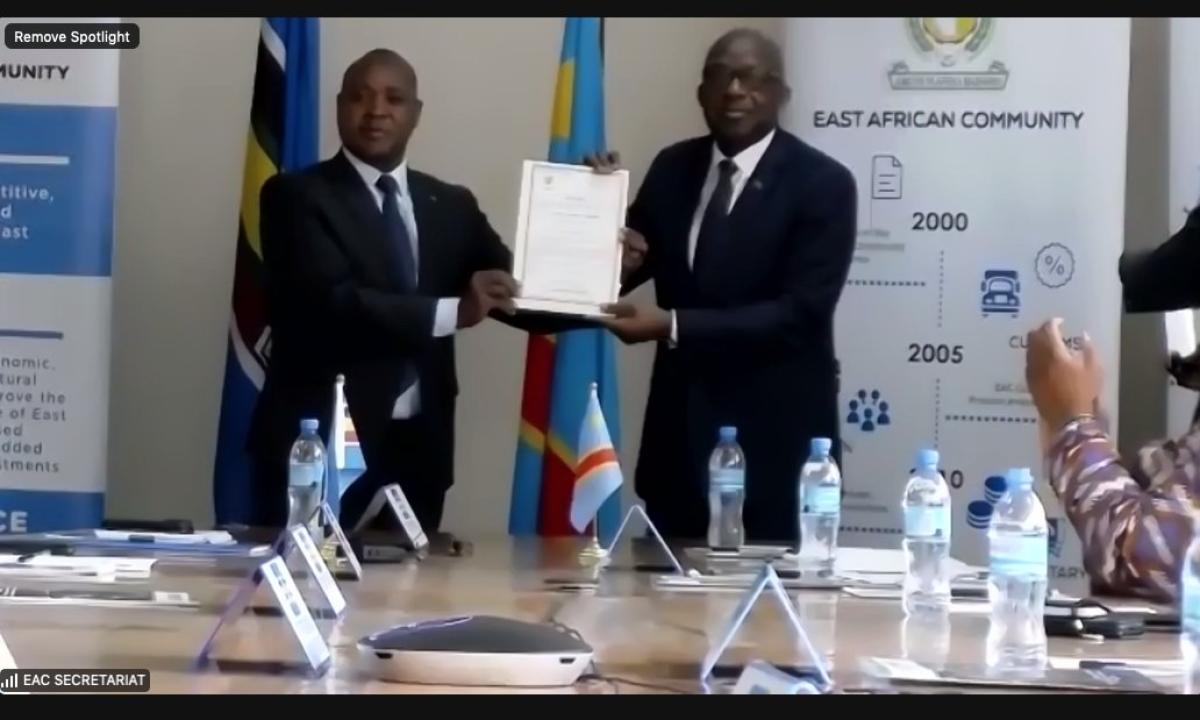 De gauche à droite, le secrétaire général de la CAE Peter Mutuku et le VPM des affaires étrangères Christophe Lutundula