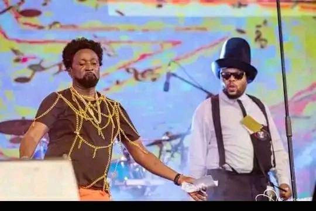 Werrason et JB Mpiana sur scène, au stade des martyrs de Kinshasa.