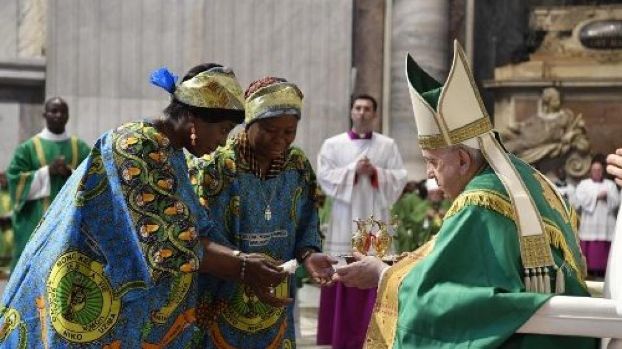 Le Pape François recevant, ce dimanche, les offrandes des mains des mamans Catholiques