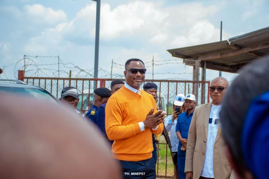 Le ministre de l'EPST, le professeur Tony Mwaba à l'aéroport de Bangkoka.