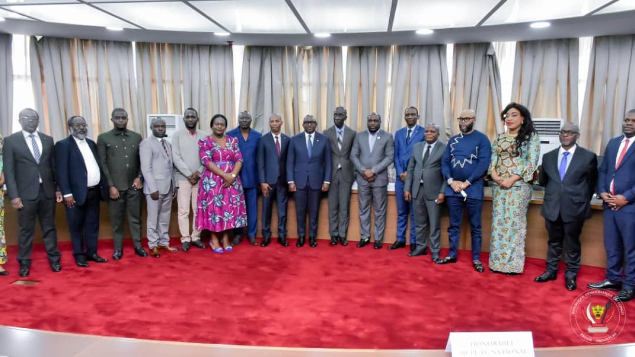 Le premier ministre Sama Lukonde pose avec le caucus des députés nationaux du Grand Katanga, membres de l'Union sacrée