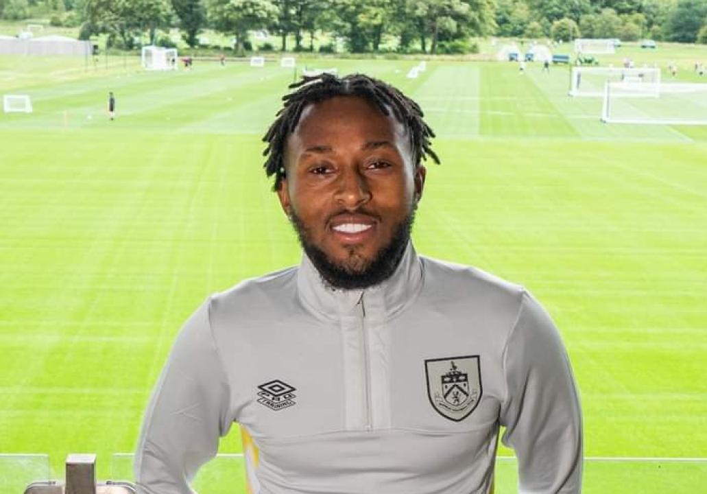 Samuel Bastien, lors de sa présentation à Burnley FC.