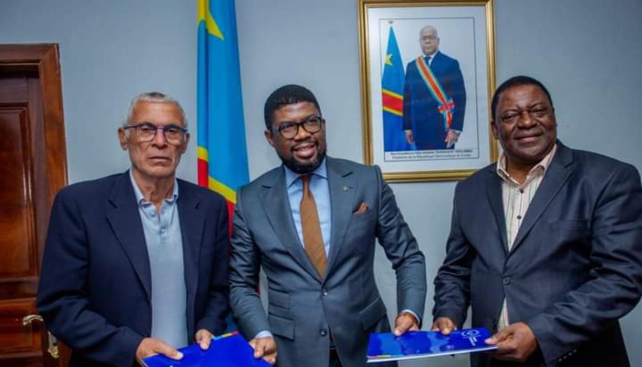 Hector Cúper, Serge Nkonde et le président intérimaire de la FECOFA, Donatien Tshimanga.