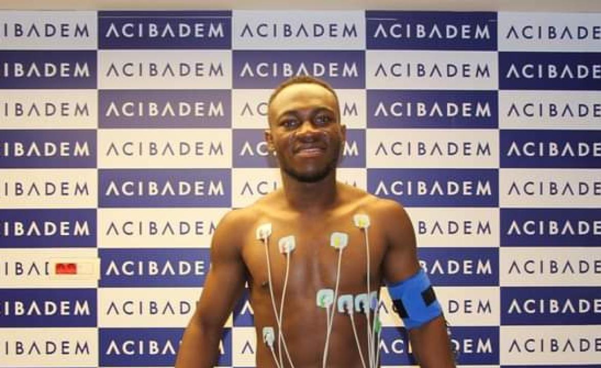 Jackson Muleka, lors de sa visite médicale à Besiktas JK.