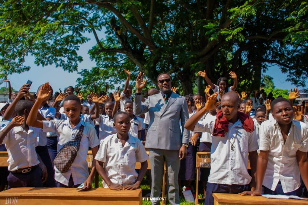 Le ministre de l'EPST Tony Mwaba lors de la remise des bacs aux écoles à Kisangani ( Province orientale)