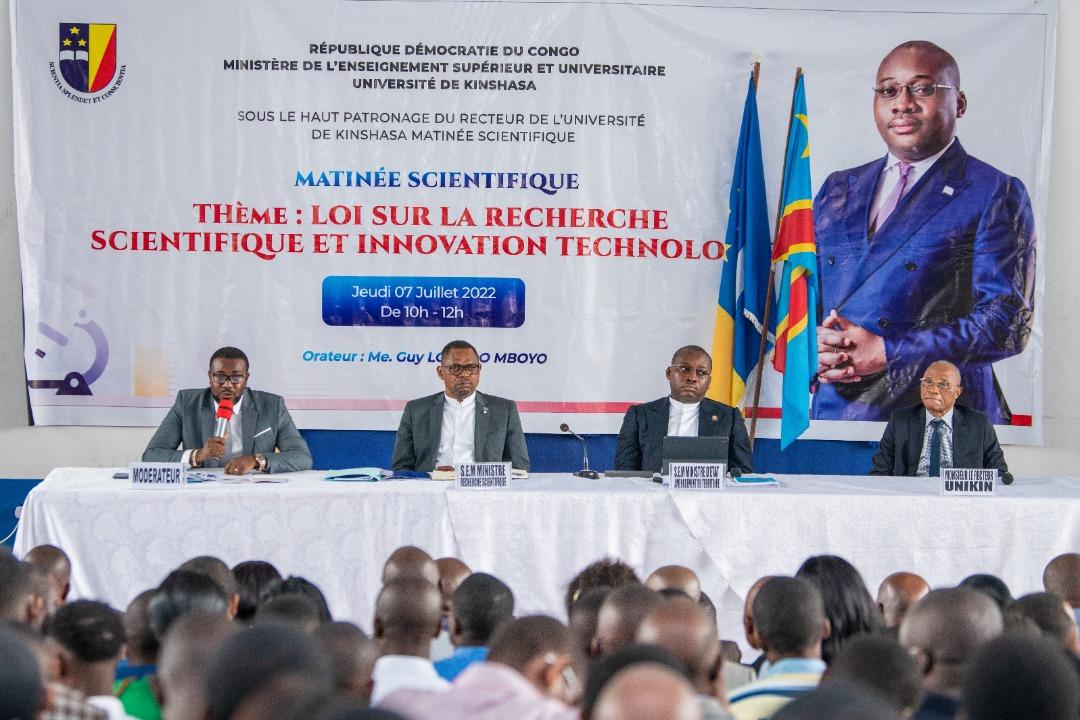 Le ministre d'État en charge de l'aménagement du territoire, Guy Loando Mboyo (3è personne à gauche) à la conférence débat sur le thème : loi sur la recherche scientifique et innovation technologique