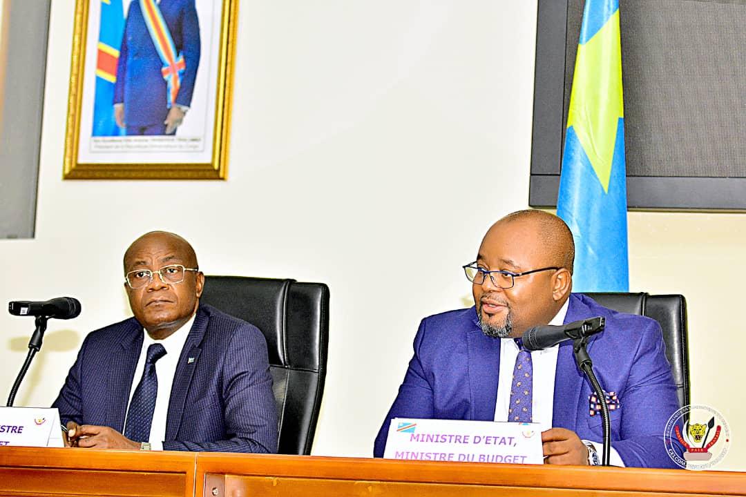 Le ministre d'État, ministre du Budget  Aimé Boji Sangara prononce son mot lors de la clôture du Séminaire d'Orientation Budgétaire.À ses côtés, son vice-ministre Elysée Bokumwana