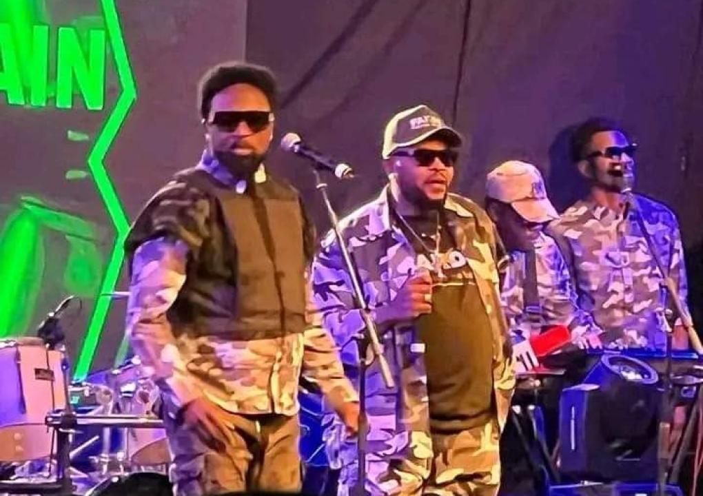 Werrason et JB Mpiana, en plein spectacle au chapiteau de l'hôtel Pullman.