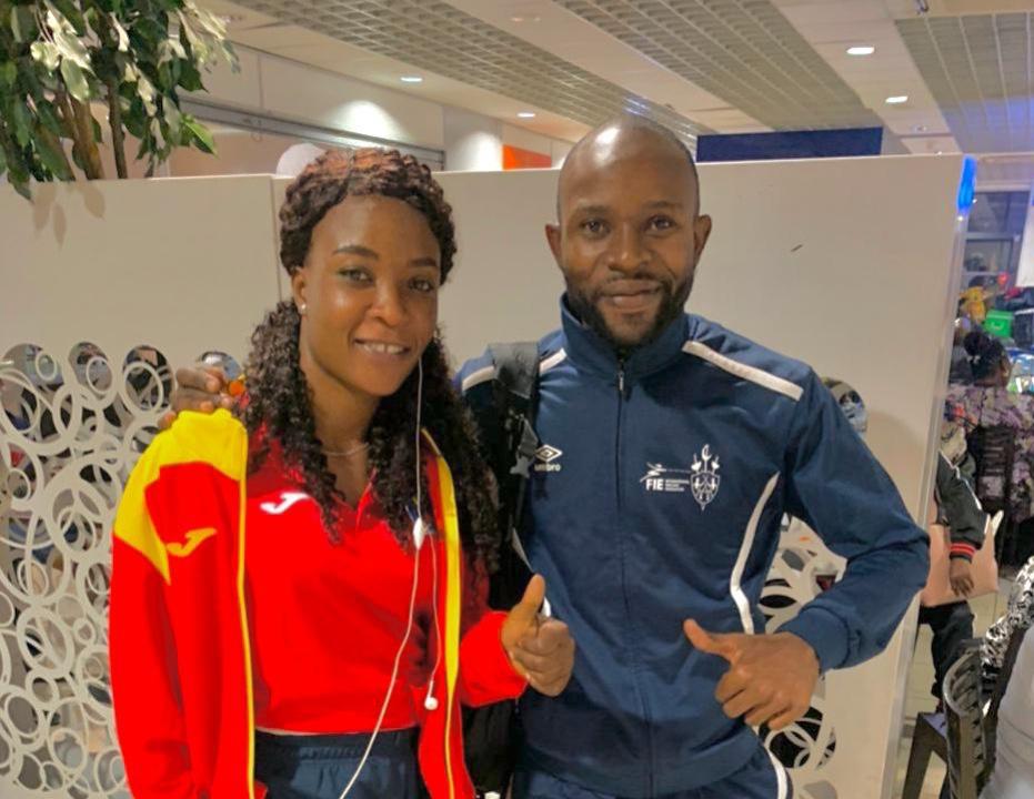 L'escrimeuse, Grâce Makwanya et le coach, Guelord Mascoth, à l'aéroport international de N'djili.