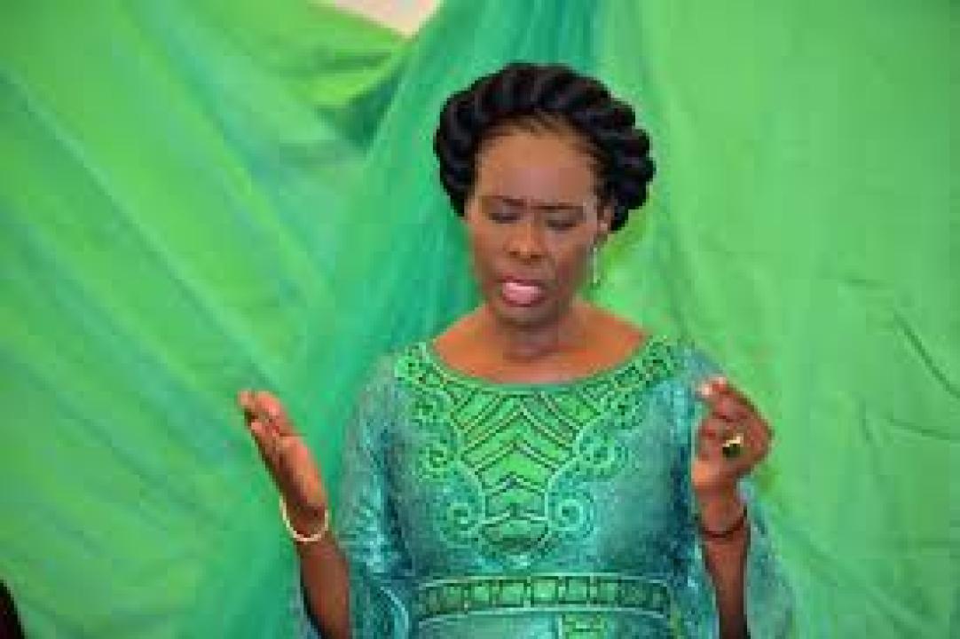 Autorité morale d'ALDEC, Adèle Kayinda, dans une attitude pieuse, se confie à Dieu et implore Ses bénédictions