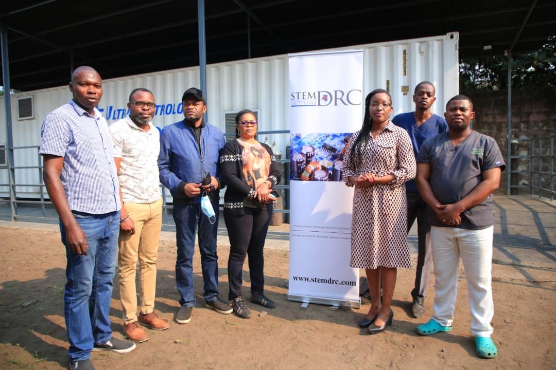 Le Dr. Sandrine Ngalula pose avec l'équipe de STEM DRC, à la Clinique Ngaliema