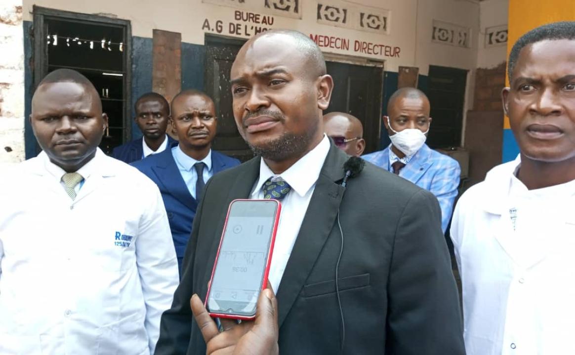 Le ministre Ferdinand Mposha devant la presse après la Ronde