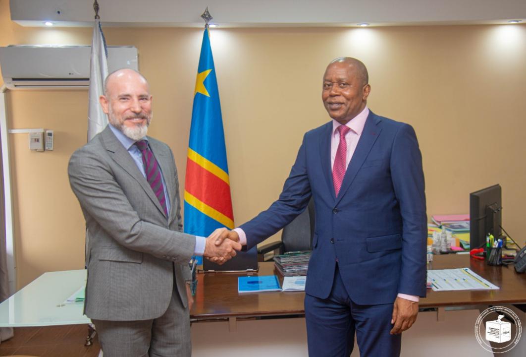 De gauche à droite, Alberto Petrangeli, ambassadeur d'Italie et le président de la CENI Denis Kadima