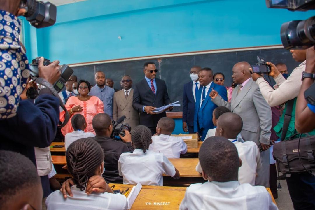 Le ministre de l'EPST, le professeur Tony Mwaba distribue les items aux élèves participants au Tenassosp