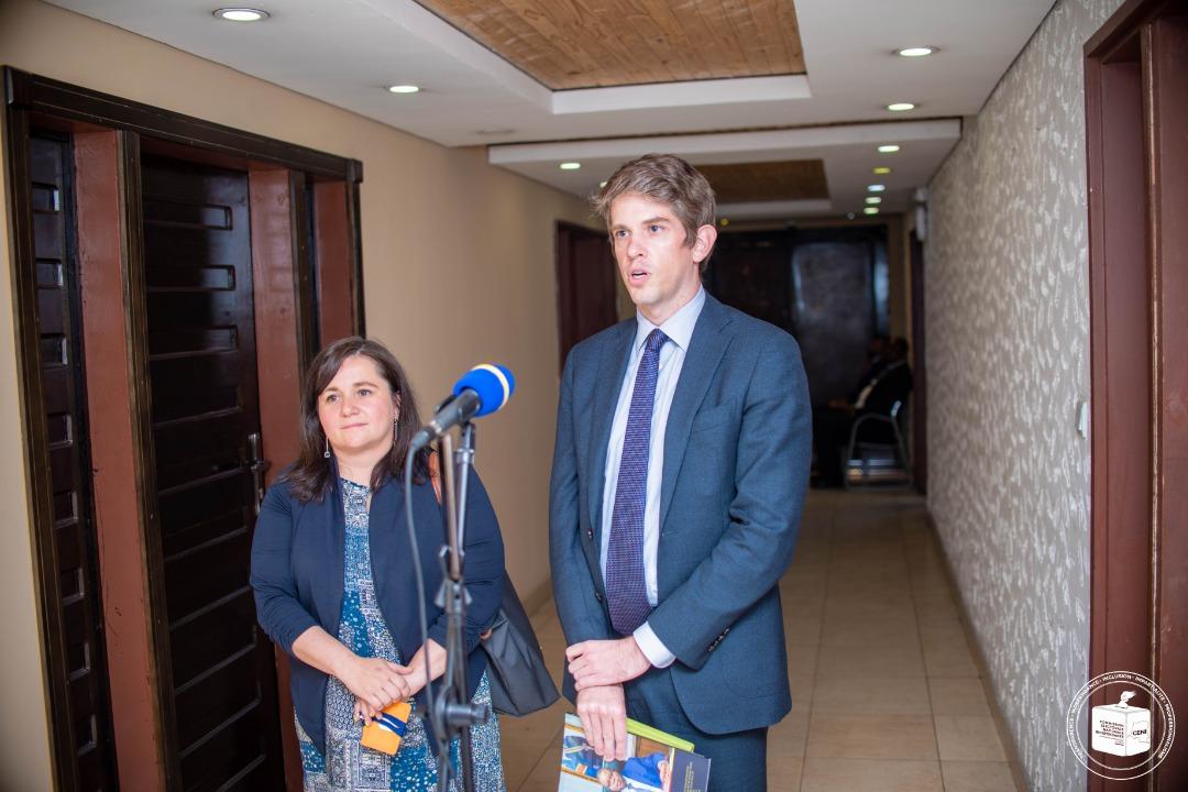 William Echols, conseiller politique à l'ambassade des USA ( à droite) accompagné de Mme Miranda Jolicoeur de l'USAID