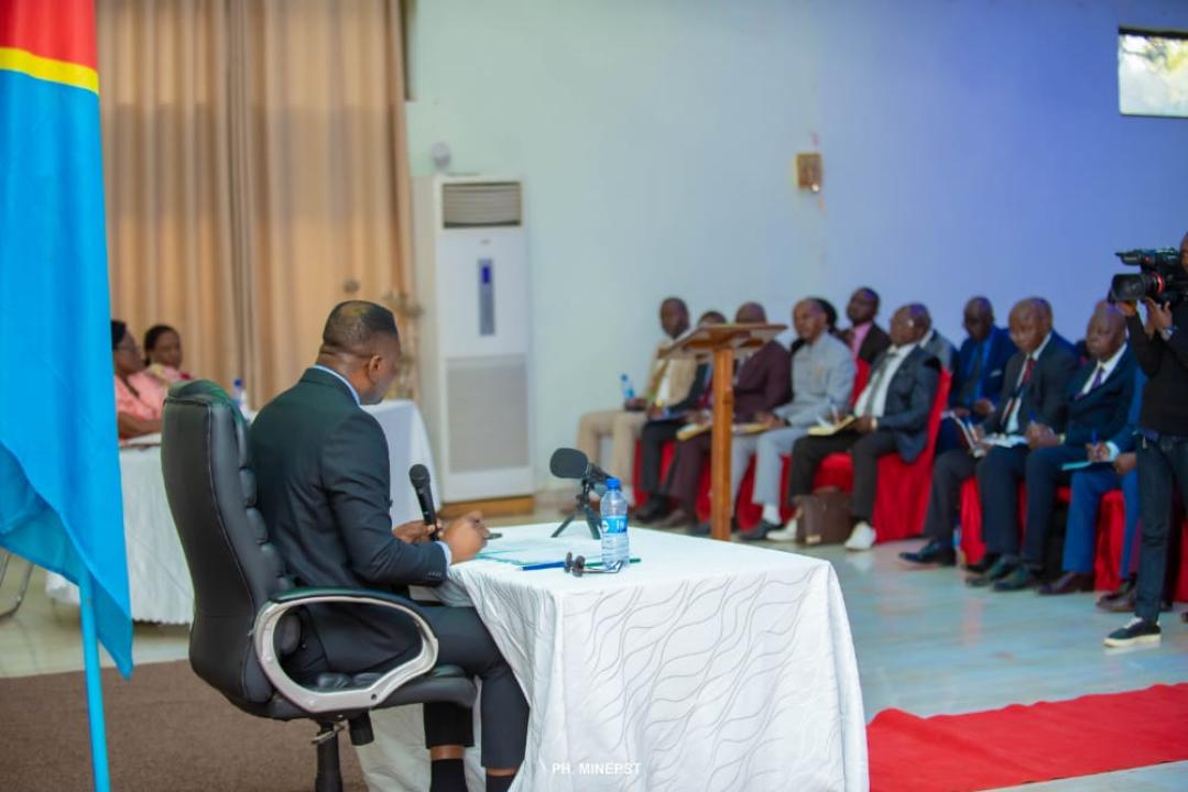 Le ministre de l'EPST, le professeur Tony Mwaba devant les chefs des provinces éducationnelle à Lubumbashi