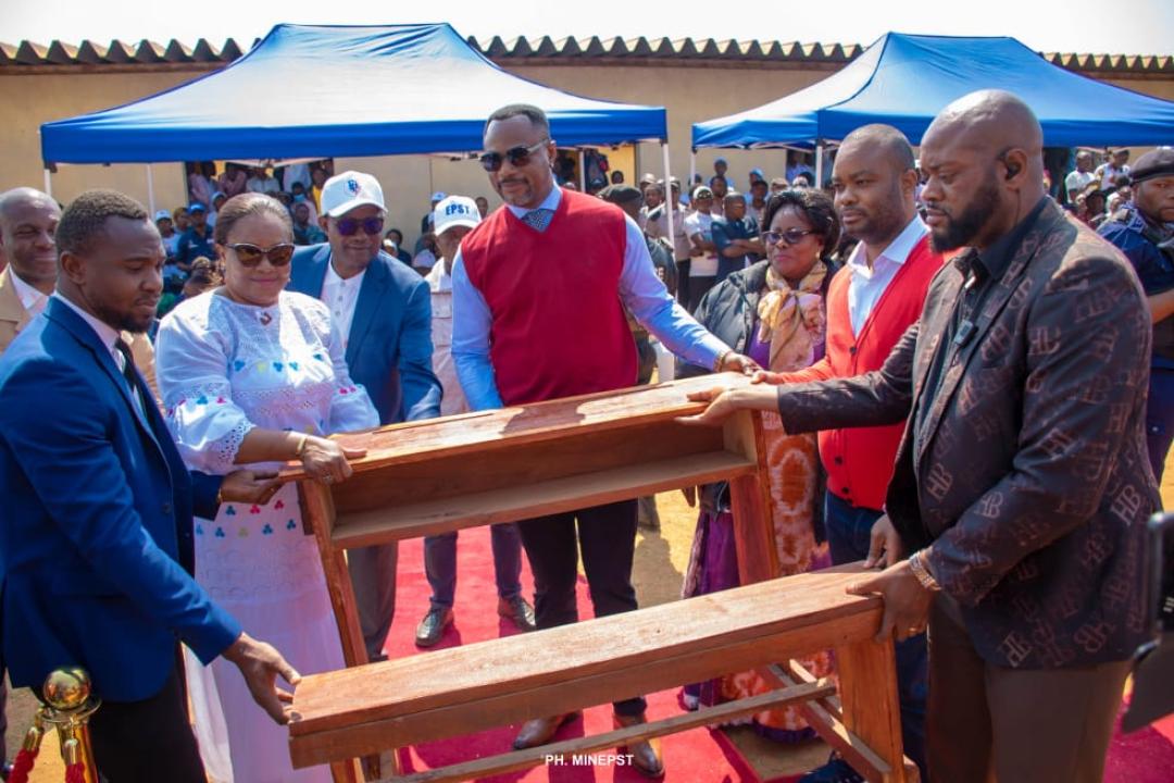Remise symbolique de 100 bancs par le ministre Tony Mwaba aux responsables du secteur éducationnel de Kasumbalesa dans le haut-Katanga