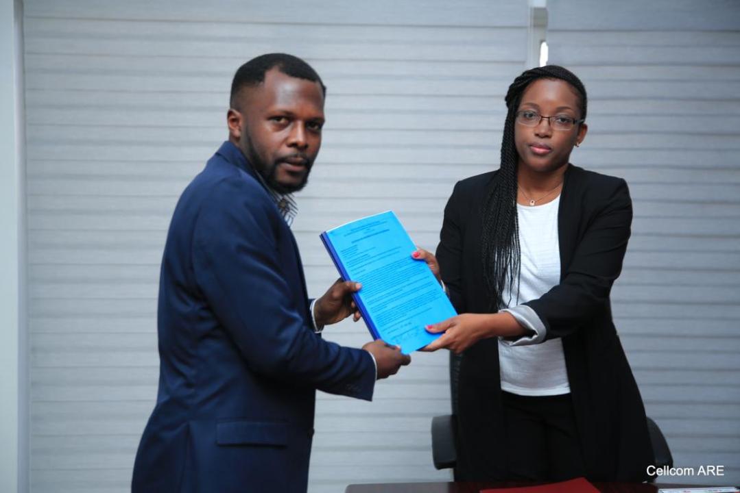 Sandrine Mubenga Directrice générale de l'ARE, à droite, présentant l'accord de conformité accordé à la centrale de Luviro