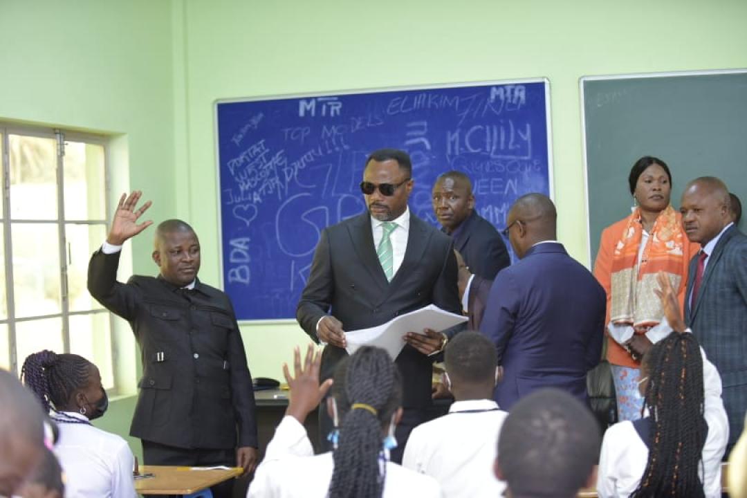 Distribution des items dans une des salles de l'examen d'État par le ministre Tony Mwaba