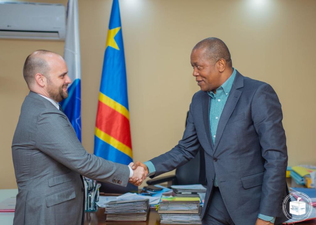 Le Chef de la délégation adjoint à la délégation de l'Union européenne, Guillaume Chartrain ( à gauche) et le président de la CENI Denis Kadima ( à droite), mercredi 20 juillet