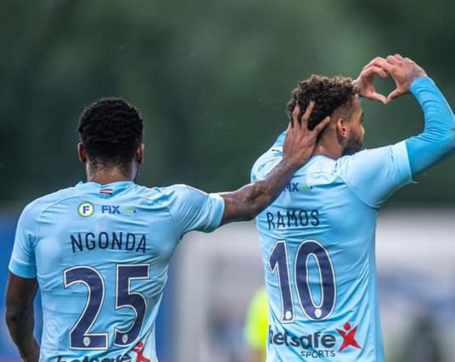 Glody Ngonda en pleine célébration d'un but avec l'un de ses coéquipiers du FC Riga.