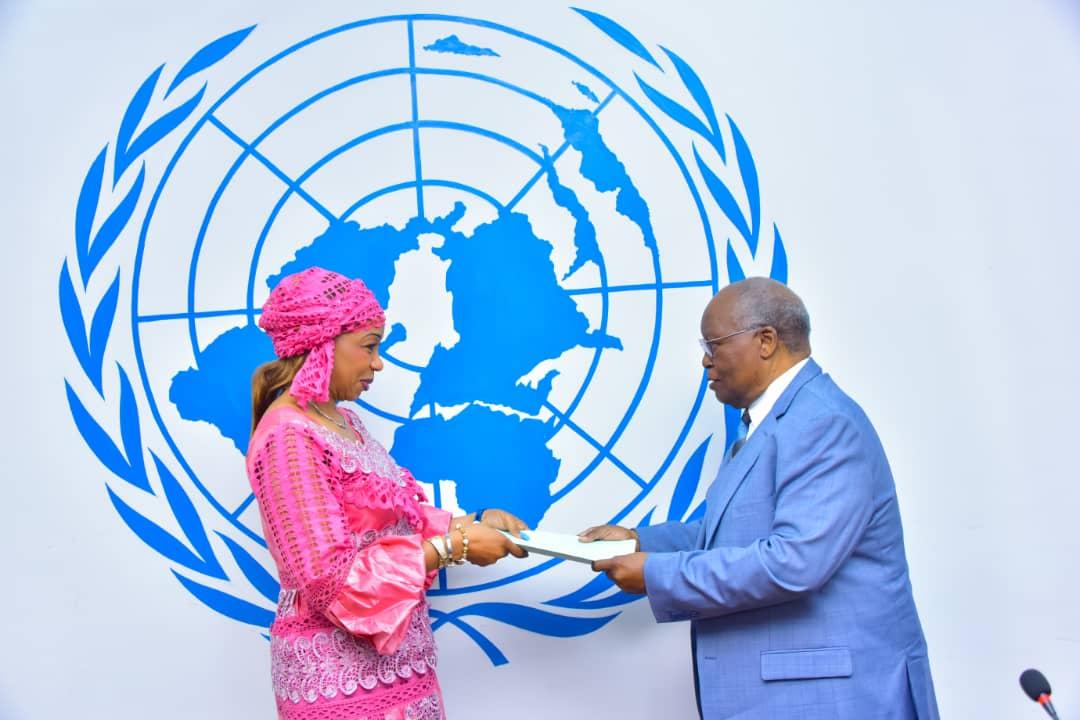 Léonard Baruti (à l'extrême droite) remettant le mémorandum des chefs religieux congolais au bureau de représentation de la Monusco à Kinshasa.