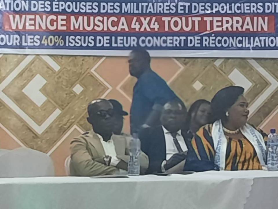 Amadou Diabi, producteur du clan Wenge Musica 4X4, assis aux côtés des épouses des militaires et policiers