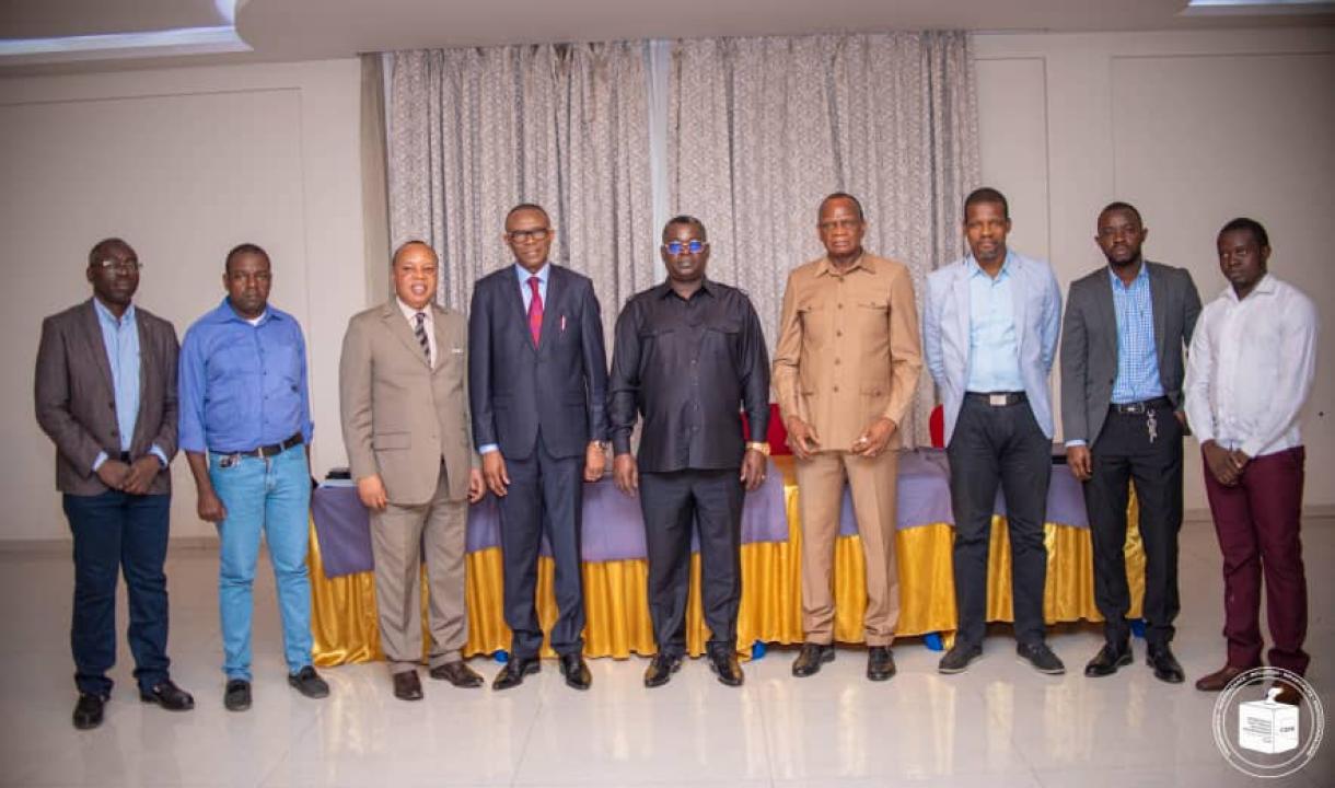 Photo de famille entre le vice-président de la CENI, Bienvenu Ilanga ( 5e personne de gauche à droite) et quelques experts juristes formés à la clôture de l'atelier sur les mesures d'application de la loi électorale