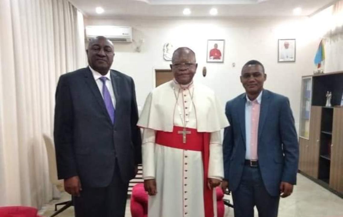 A gauche du Cardinal Ambongo et Archevêque Métropolitain de Kinshasa, l'ambassadeur John Nyakeru, beau-frère du chef de l'État Félix Tshisekedi