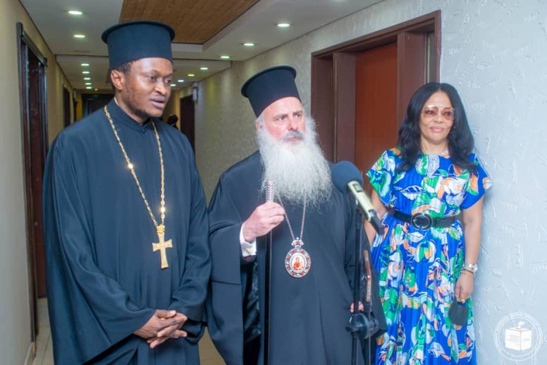 L'archevêque de l'Eglise orthodoxe Mgr Theodosios Tsitsivos accompagné de deux responsables de cette église