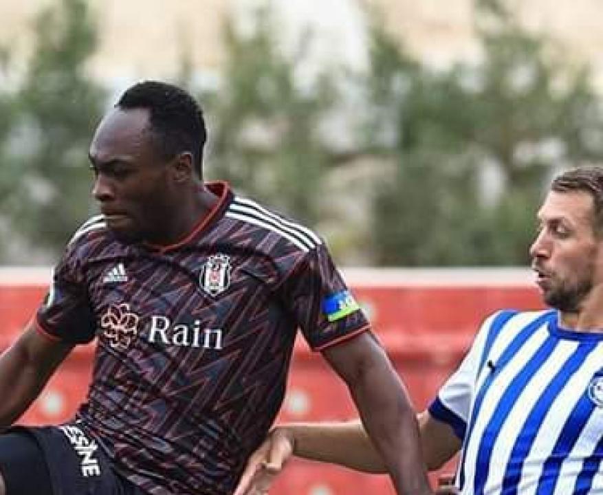 Jackson Muleka en duel avec un défenseur d'Alavés.