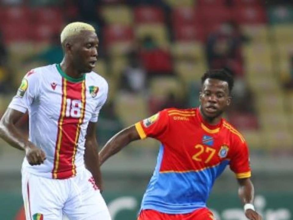 Michée Mika en duel avec un international du Congo-Brazzaville, lors du CHAN Cameroun 2021.