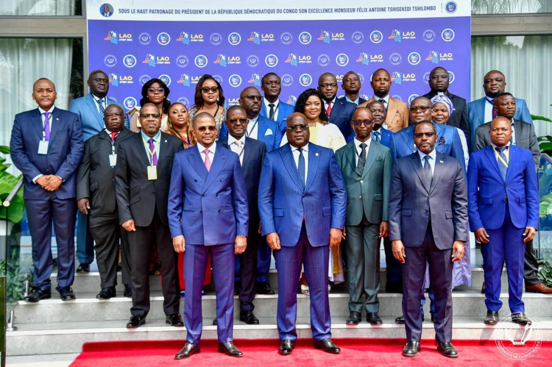 Photo de famille, autour du Président Tshisekedi, de la cérémonie du lancement d'appel d'offre des blocs pétroliers