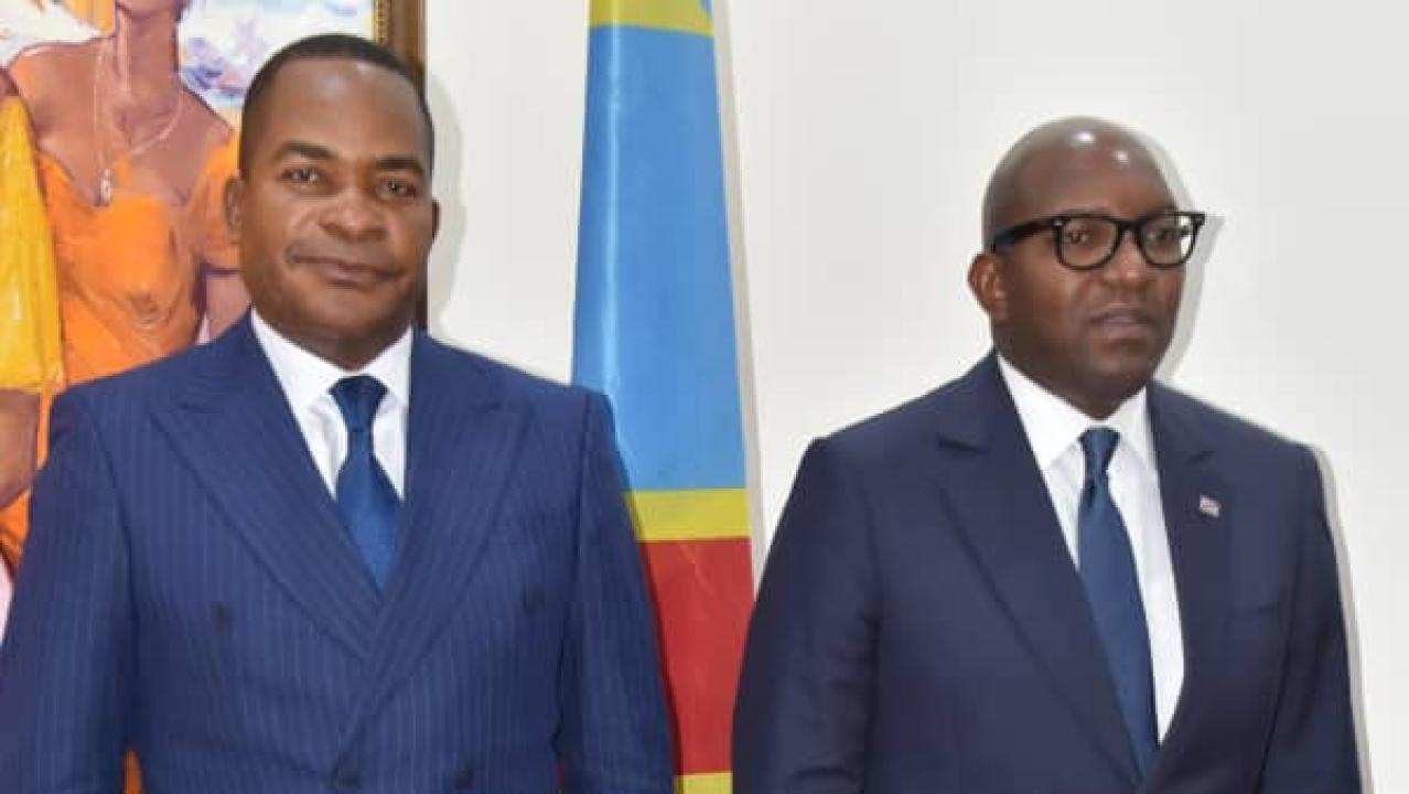 A la primature, le président de la cour constitutionnelle (à gauche) et le premier ministre (à droite)