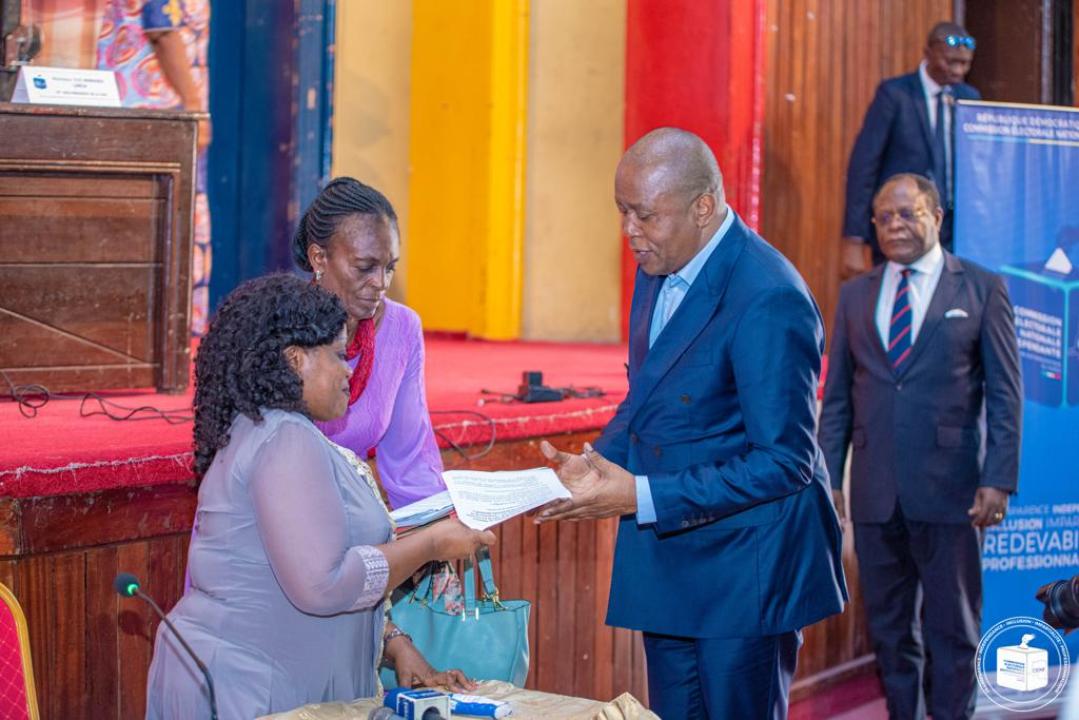 Le président de la CENI Denis Kadima reçoit des mains de la ministre Irène Esambo quelques recommandations sur la prise en compte de l'écriture braille, vendredi 29 juillet, au centre culturel Boboto